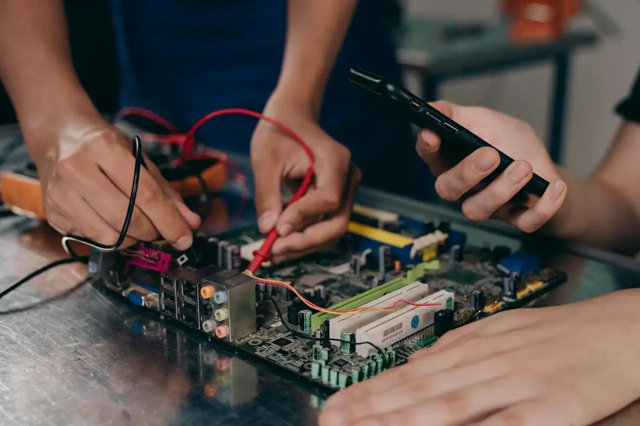 Técnico realizando una prueba de función en un lavavajillas para detectar Beko Dishwasher Error E01
