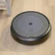 Técnico quitando la batería de un iRobot Roomba para arreglar el Error 17 iRobot Roomba.