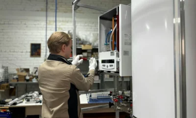 Foto de un técnico reparando una caldera de gas; Error 16 Saunier Duval