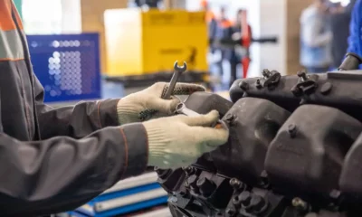 Técnico revisando el motor de una lavadora Balay por el error E2
