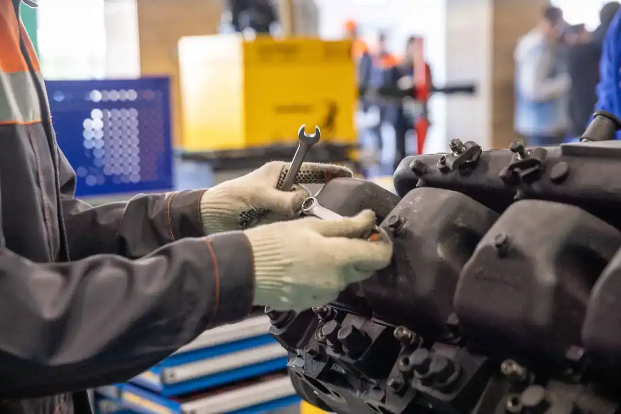 Técnico revisando el motor de una lavadora Balay por el error E2