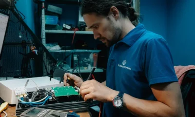 Técnico reparando una caldera doméstica con multímetro y herramientas, ilustrando Problemas en calderas Fagor: fallos, causas y soluciones.