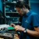Técnico reparando una caldera doméstica con multímetro y herramientas, ilustrando Problemas en calderas Fagor: fallos, causas y soluciones.