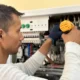 Técnico inspeccionando el panel electrónico de una caldera Thermor Logic Micro 24 y comprobando códigos de error — Thermor Logic Micro 24: fallos frecuentes y qué revelan