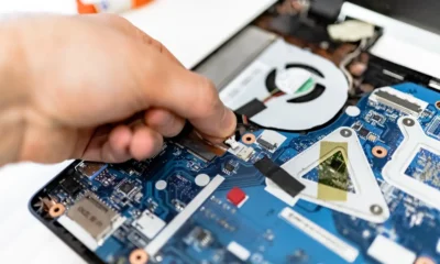 Técnico sosteniendo una placa electrónica mientras repara una caldera, imagen representativa de Caldera roca rs 20 20f: placa electrónica, fallo y recambio