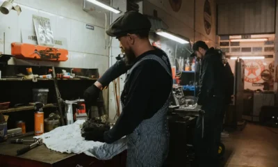 Técnico con guantes y herramientas inspeccionando y sustituyendo el intercambiador de una caldera, imagen para ilustrar 'Intercambiador Saunier Duval: modelos, precios y compatibilidades'