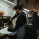 Técnico con guantes y herramientas inspeccionando y sustituyendo el intercambiador de una caldera, imagen para ilustrar 'Intercambiador Saunier Duval: modelos, precios y compatibilidades'