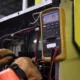 Técnico probando el elemento calefactor de un lavavajillas Beko durante una reparación, asociado al H7 error Beko dishwasher