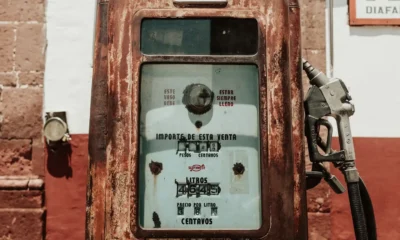 Técnico cambiando la válvula de gas de un calentador, imagen para el artículo Válvula de gas calentador Cointra: compatibilidad, precio y cambio