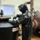 Técnico comprobando el panel de control de una caldera mientras diagnostica el Error F28 en Saunier Duval: causas reales y soluciones.