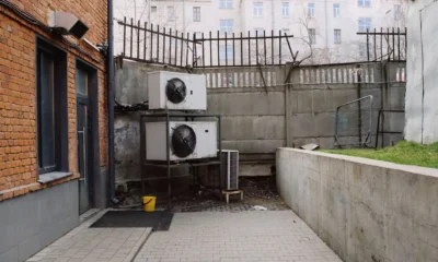 Técnico con manómetros midiendo la presión de una unidad exterior, imagen para ilustrar Cómo saber si le falta gas al aire acondicionado