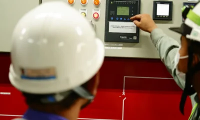 Técnico señalando el panel de control de una caldera, imagen para el artículo Error d1 caldera Ferroli: qué significa y cuándo actuar.