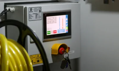 Técnico inspeccionando el panel de control de una caldera doméstica, imagen para ilustrar Error d2 caldera Ferroli: causa, diagnóstico y solución