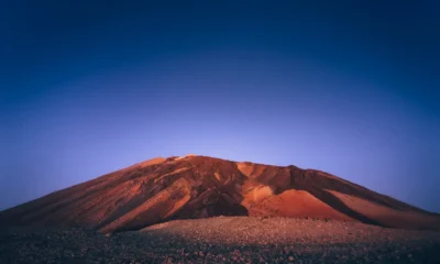 Técnico instalando y revisando una caldera mural en un cuarto de calderas, imagen relacionada con Caldera Vaillant ecoTEC Pure 286: precio, medidas y rendimiento