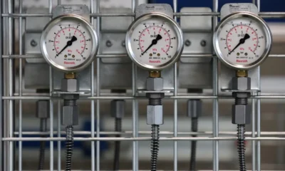 Técnico pulsando el botón de reinicio del panel de un lavavajillas en una cocina; Resetear lavavajillas Teka: pasos, fallos y señales de aviso.