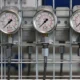 Técnico pulsando el botón de reinicio del panel de un lavavajillas en una cocina; Resetear lavavajillas Teka: pasos, fallos y señales de aviso.