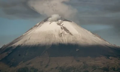 Técnico con guantes y llave inglesa reemplazando una válvula de seguridad en una caldera de pared, ilustración para Válvula de seguridad caldera Junkers: modelos, precios y recambio