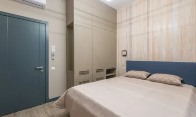 Técnico comprobando componentes internos de un aire acondicionado split con multímetro, imagen para el artículo Cómo funciona el aire acondicionado: ciclo, piezas y consumo