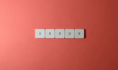 Técnico inspecciona la pantalla de una caldera con un código de fallo, imagen para Códigos de error caldera Ariston: significado y soluciones