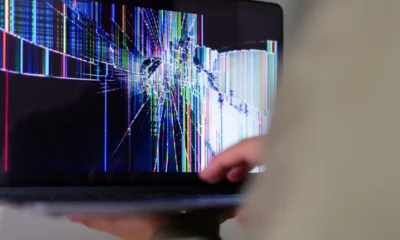 Técnico revisando el panel de una caldera mural, imagen destinada a ilustrar Error 227 en caldera Junkers: causas y solución real