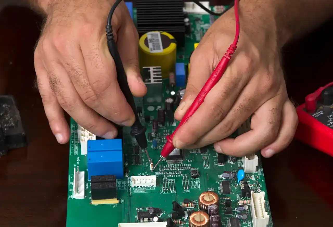 Técnico comprobando con un multímetro una placa electrónica de caldera en primer plano — Placa electrónica de caldera: guía útil para elegir y detectar fallos