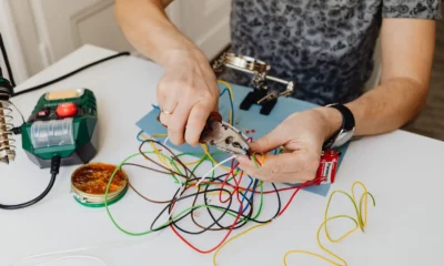 Técnico reparando la placa de control de Thermomix para explicar el error 31 Thermomix