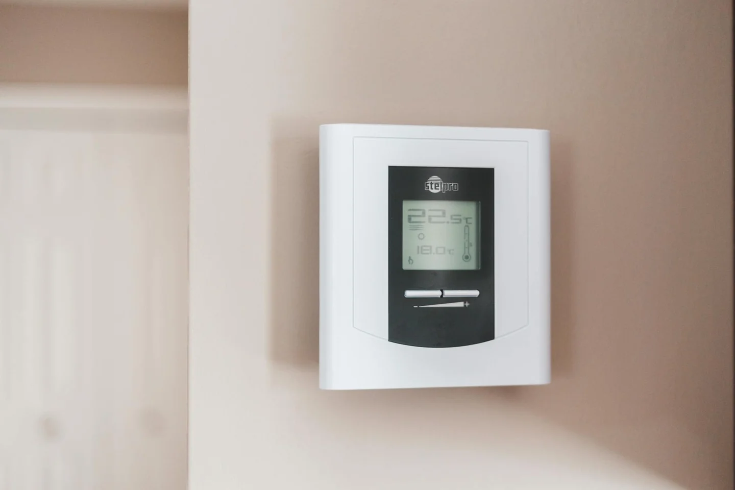 Termostato de calefacción en casa para ilustrar aire acondicionado a 27 grados invierno