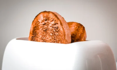 Tostadora vertical pan de hamburguesa con bollos tostándose en una cocina moderna