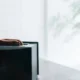 Tostadoras de pan media markt en una cocina con una tostadora sobre la encimera, pan listo para desayunar y una taza de café