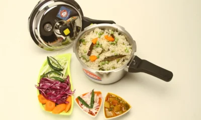 Robot de cocina moulinex maxichef cocinando en una cocina doméstica con comida lista en la cubeta