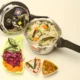 Robot de cocina moulinex maxichef cocinando en una cocina doméstica con comida lista en la cubeta