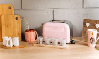 Fotografía de una tostadora de acero inoxidable con pan y bollería sobre la encimera, ideal para ilustrar la russell hobbs tostadora adventure 2 ranuras largas y anchas.
