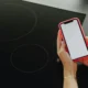Imagen de una cocina moderna con un panel táctil de placa de cocina, útil para ilustrar como desbloquear una placa de inducción