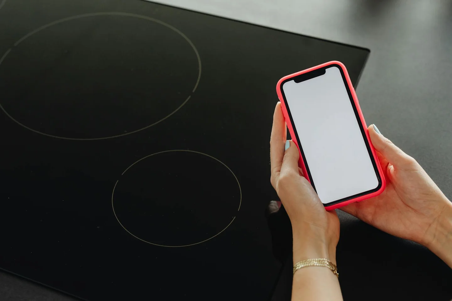 Imagen de una cocina moderna con un panel táctil de placa de cocina, útil para ilustrar como desbloquear una placa de inducción