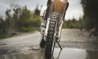 Neumático trail e 07 montado en una moto de aventura