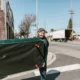 Dos personas moviendo un frigorífico en una mudanza, ilustrando que se puede transportar un frigorífico tumbado con precauciones.