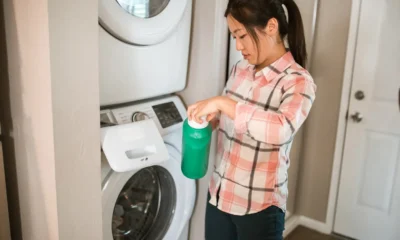 Lavadoras de segunda mano particulares en una lavandería doméstica, mostrando una lavadora usada lista para revisión.