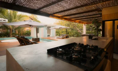 Electrodomésticos en casa de vacaciones en una cocina luminosa y funcional de segunda residencia