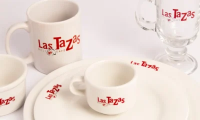 Vaso de expansión para caldera Ferroli: modelos, medidas y precios — primer plano de un vaso de expansión rojo instalado junto a una caldera doméstica en un cuarto de calderas.