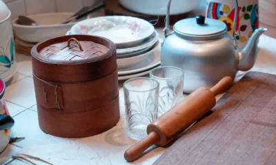 Robot de cocina moulinex antiguo sobre la encimera de una cocina doméstica, con aspecto vintage y uso cotidiano.