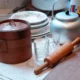 Robot de cocina moulinex antiguo sobre la encimera de una cocina doméstica, con aspecto vintage y uso cotidiano.