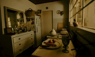 Imagen de una cocina vintage con un refrigerador antiguo, que representa el primer refrigerador doméstico.