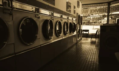 Una lavadora vintage representa la evolución de la tecnología de lavadoras en el hogar.