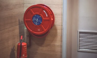 Caldera sime brava slim instalada en una pared de una vivienda moderna
