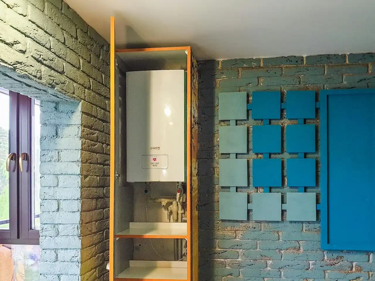 Caldera Ferroli Bluehelix Hitech RRT 28 instalada en una pared de una vivienda