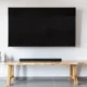 medidas televisor 55 pulgadas en un televisor montado en la pared de un salón moderno