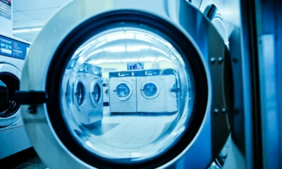 Imagen de una washing machine door relacionada con como abrir la puerta de la lavadora sin forzar el cierre.