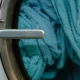 Imagen de una lavadora con la puerta cerrada, útil para ilustrar cómo desbloquear una lavadora balay sin dañar el cierre
