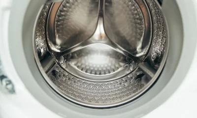 Interior de lavadora deja pelusas con el tambor visible y restos de suciedad en el lavado