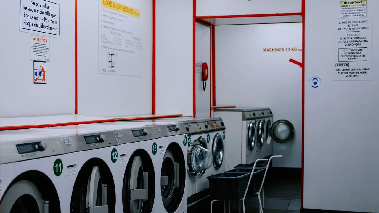 Pantalla de lavadora con un error visible para ilustrar lavadora bosch serie 6 ecosilence drive errores